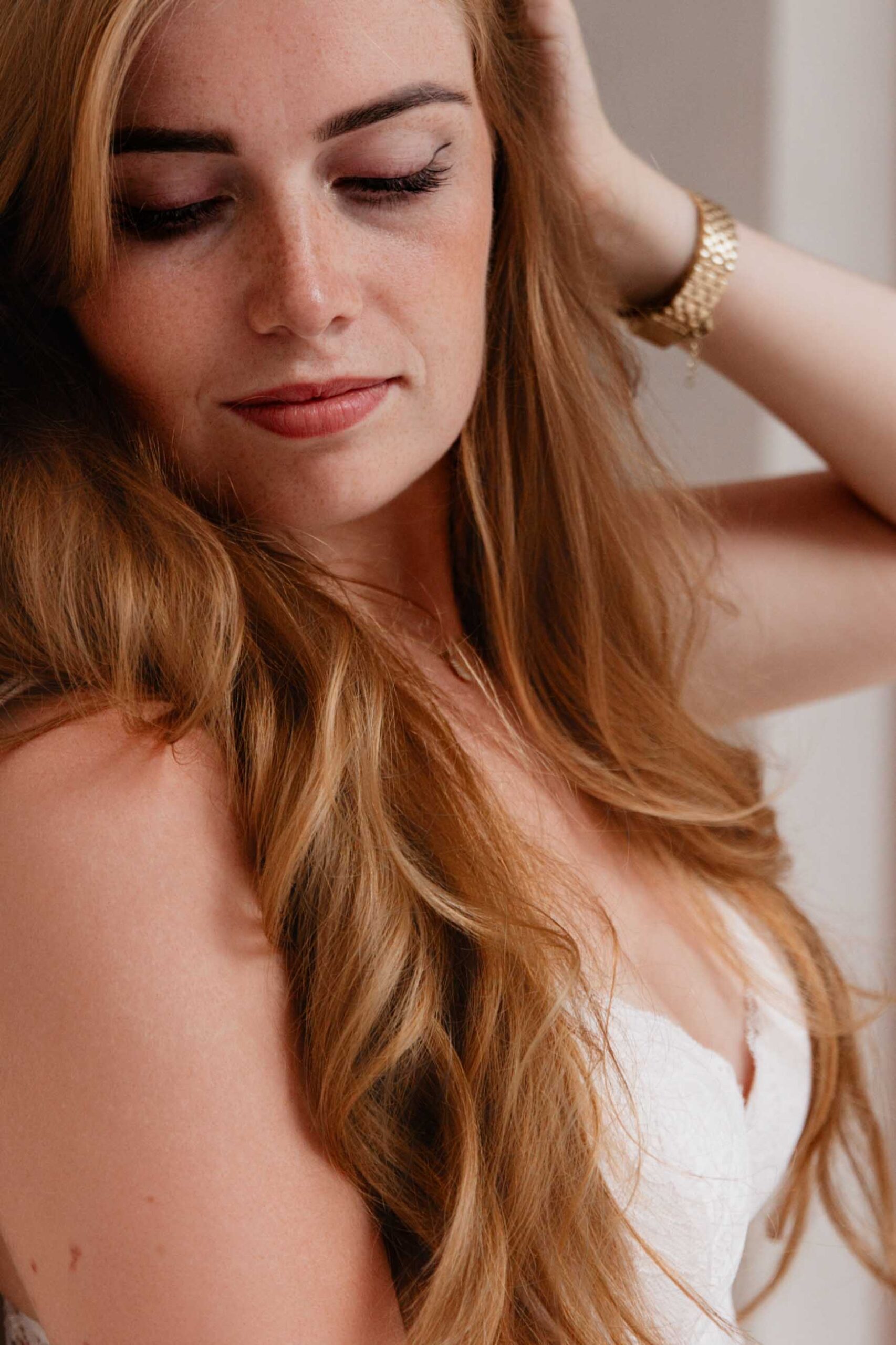 Boudoir shoot details lingerie en zachte lichtinval”